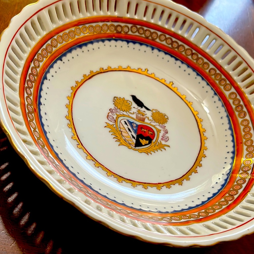 Porcelain Chinese bowl with gold leafing